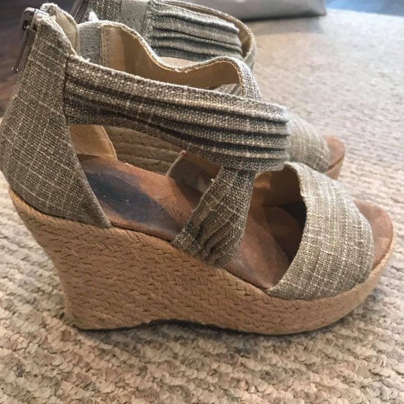 Open Toed Wedged Heel - Picture 3 of 3